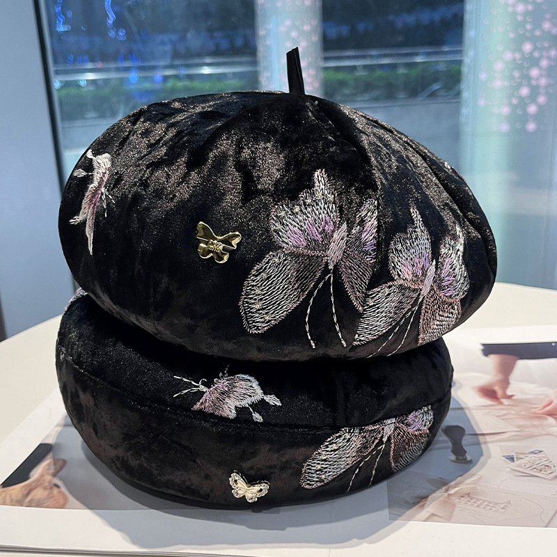 Street Fashion Pose - Modische Schmetterlingsstickerei, elegantes Posieren mit künstlerischem