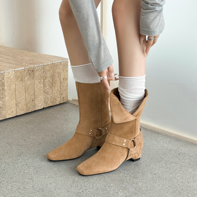 Street Fashion Look - Damen Wildleder-Slouchy-Stiefeletten mit Schnallenriemen und niedrigem
