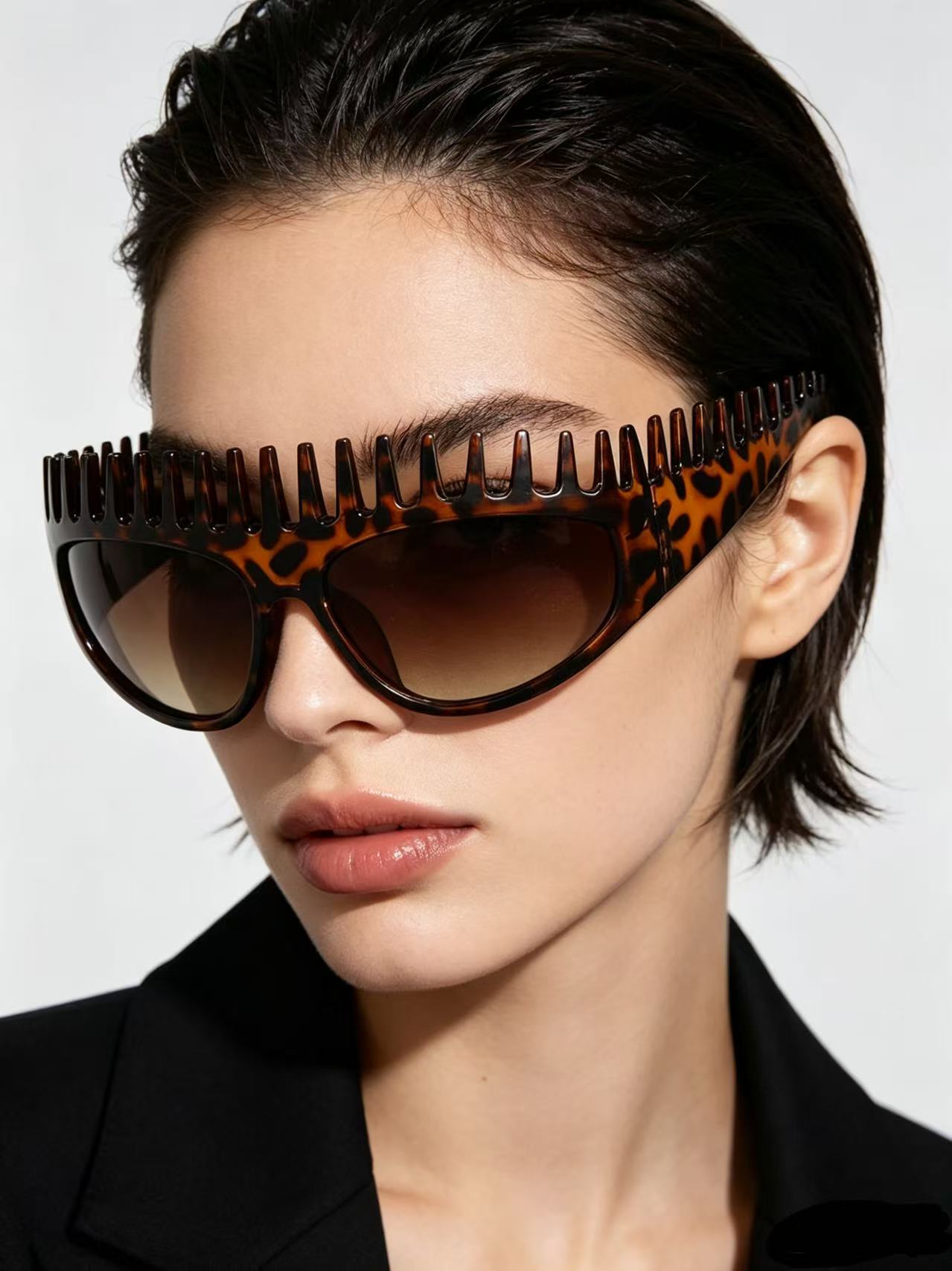 Modische Sonnenbrille im Stirn – Street Fashion Photographers Bewertung und Preis