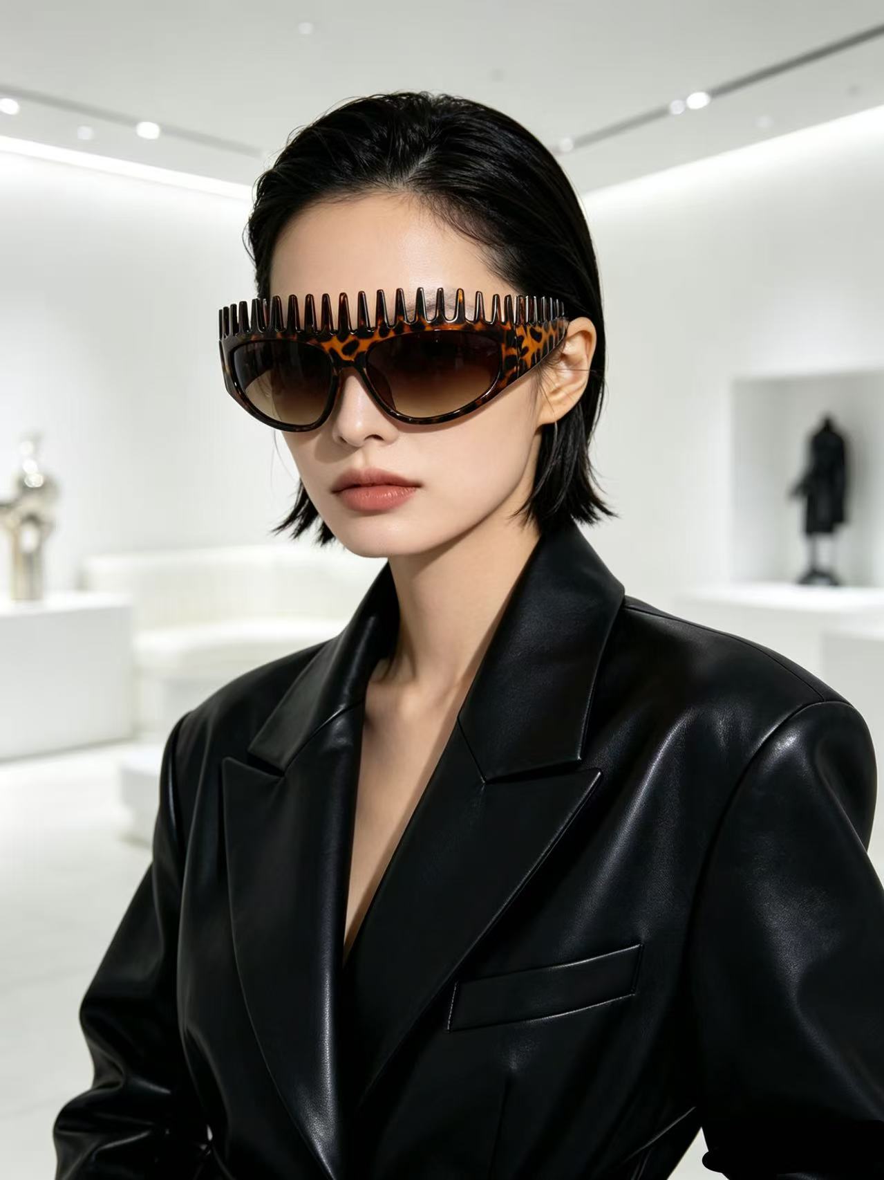 Modische Sonnenbrille im Stirn – Street Fashion Photographers Bewertung und Preis