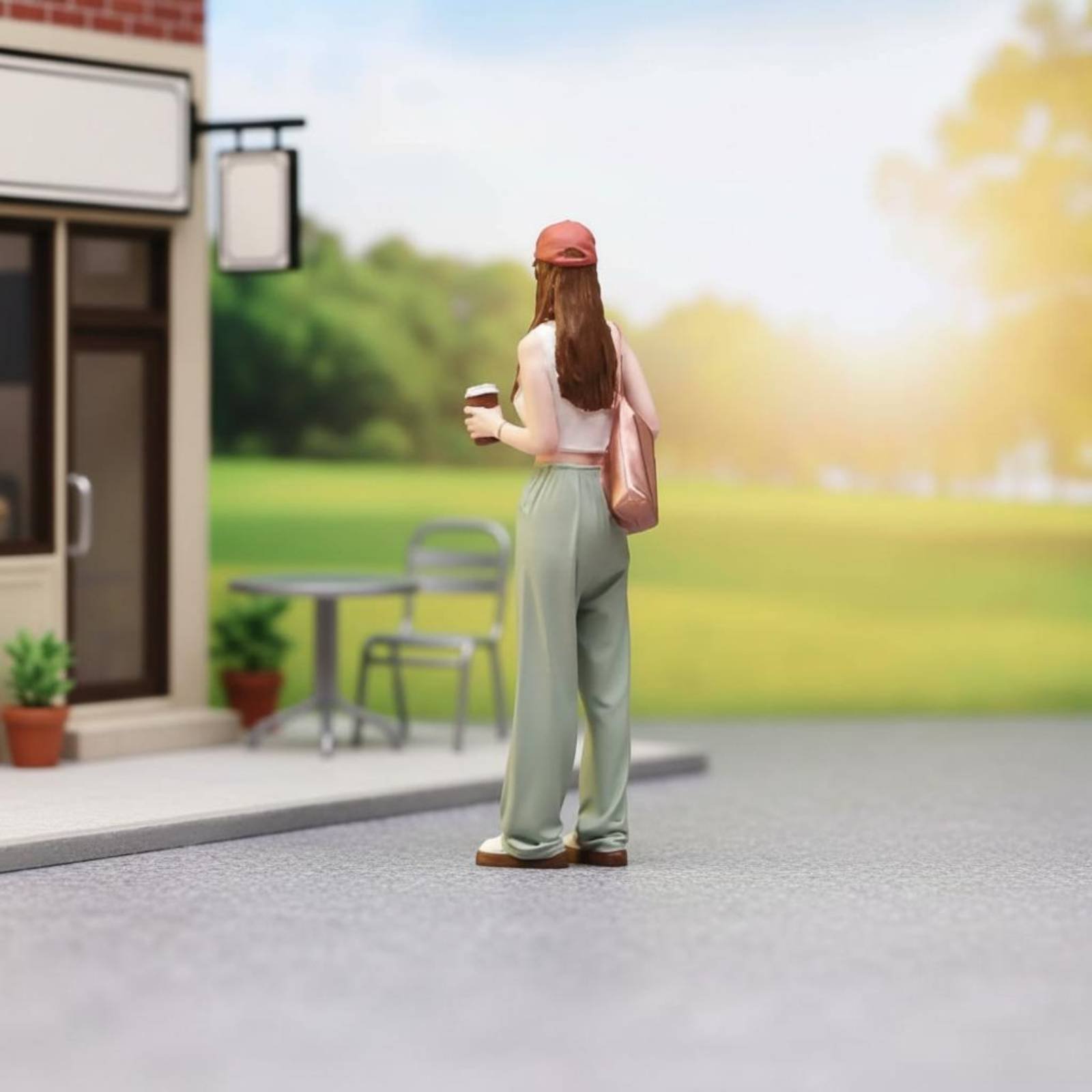 Mädchenfigur mit Kaffee, Farbe – Street Fashion Pose Bewertung und Preis